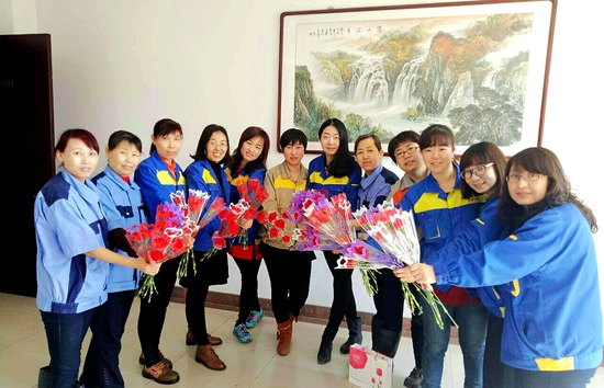 2017.03 三八妇女节——安迈瑞克公司为全体女职工发放福利