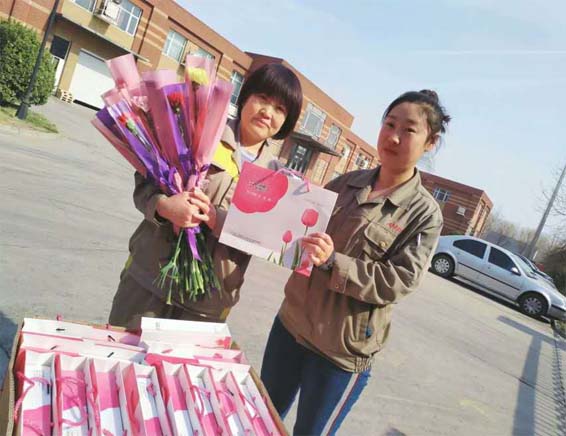 三八妇女节  公司为女员工送福利