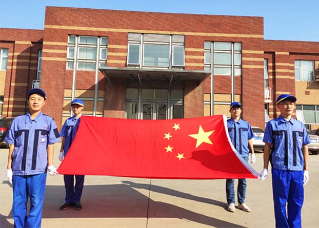 公司举行升国旗仪式  庆祝建国70周年